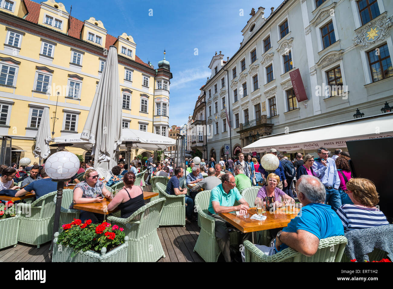 Blick auf Male Namesti oder Plätzchen in Stare Mesto oder Altstadt in der Nähe von Staromestske Namesti, Prag, Tschechische Republik, Europa Stockfoto