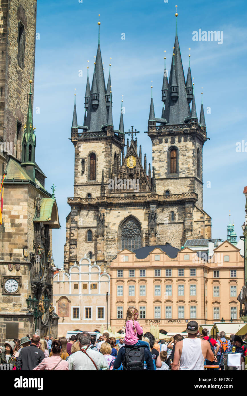 Touristen auf dem Altstädter Ring vor der Kirche unserer lieben Frau vor Tyn von Prag, Tschechische Republik, Europa Stockfoto