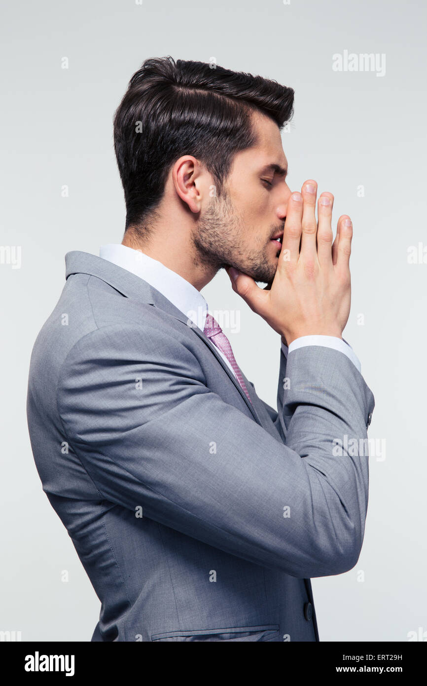 Seite Ansicht Porträt Ofa Geschäftsmann Heilungsgebet grauen Hintergrund Stockfoto