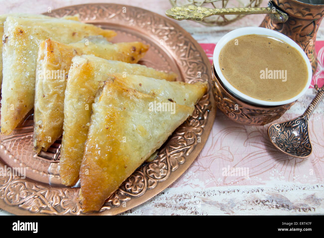 Türkische Baklava und Kaffee auf einem Teller mit in Scheiben geschnittenen Zitronen Stockfoto