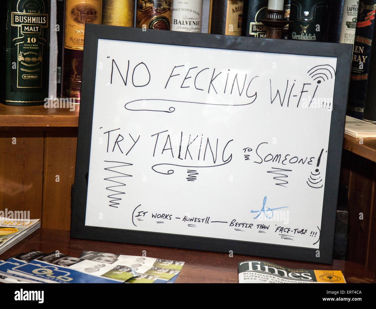 Leyburn, North Yorkshire, Großbritannien, 8. Juni 2015. 'No Fecking Wlan' ... Versuchen, Zeichen in der Kommunikation Hot Spot in den Yorkshire Dales, wo Gespräch durch den Vermieter Black Swan Hotel gefördert wird. Stockfoto