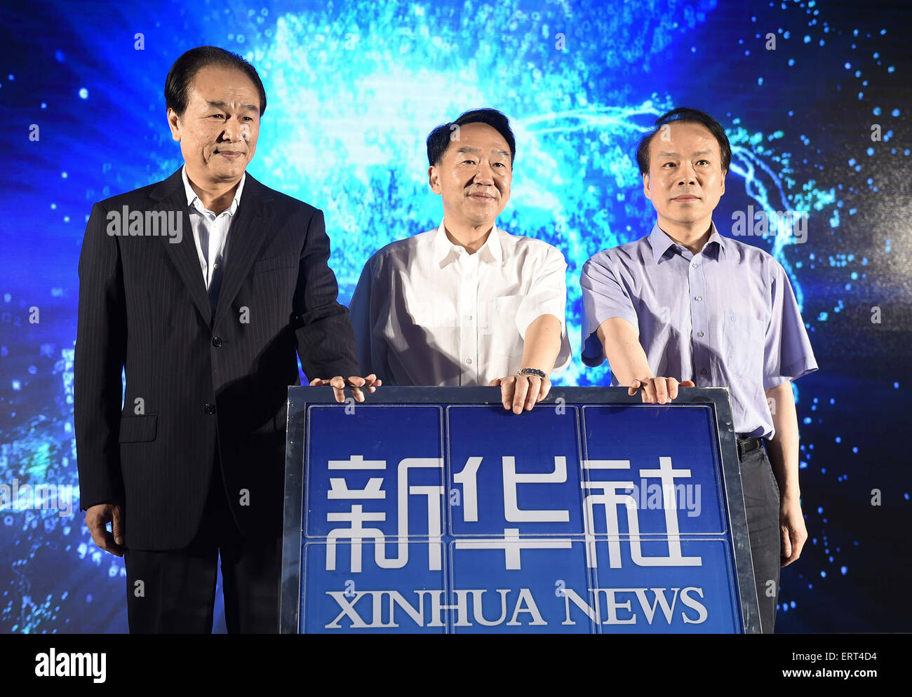 (150608)--Peking, 8. Juni 2015 (Xinhua)--Jiang Jianguo (C), stellvertretender Leiter des Bereichs Öffentlichkeitsarbeit des Zentralkomitees der kommunistischen Partei von China (CPC) und auch Direktor der State Rat Informationen Büro (SCIO) China, Präsident von Xinhua Nachrichtenagentur Cai Mingzhao (L) und Chefredakteur der Xinhua Nachrichtenagentur er Ping-Start der neuen Version von mobile Nachrichten-app von Xinhua in Peking , Hauptstadt von China, 8. Juni 2015. Xinhua News Agency startete am Montag eine neue Version seiner chinesischen Nachrichten-App markieren einen wichtigen Schritt in der Nachrichtenagentur Bemühungen um die Integration zwischen Fortschritt Stockfoto