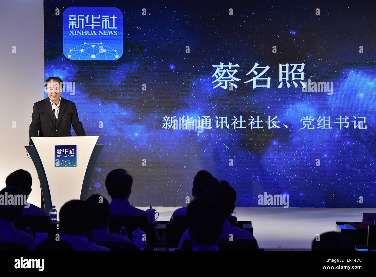 Peking, China. 8. Juni 2015. Präsident der Xinhua Nachrichtenagentur Cai Mingzhao befasst sich mit die Start-Zeremonie eine neue Version von Xinhua es mobile News-app in Peking, Hauptstadt von China, 8. Juni 2015. Xinhua News Agency startete am Montag eine neue Version seiner chinesischen Nachrichten-App markieren einen wichtigen Schritt bei der Nachrichtenagentur Bemühungen um die Integration zwischen traditionellen und neuen Medien zu fördern. © Li He/Xinhua/Alamy Live-Nachrichten Stockfoto