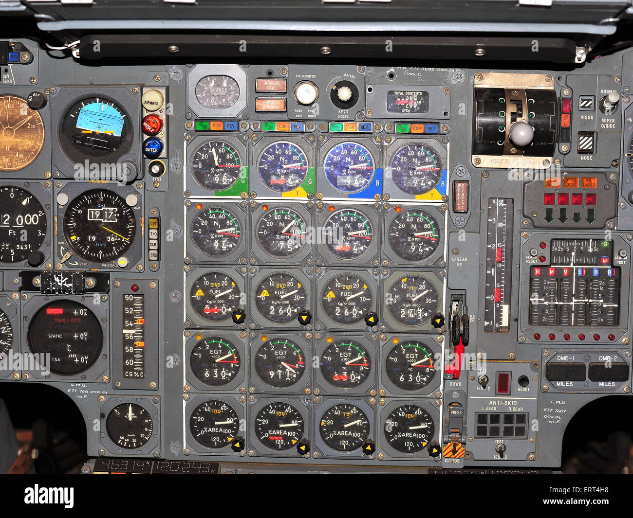 Cockpit-Messgeräte im Prototyp Concord Cockpit im Schuppen M Museum in Bristol. Stockfoto
