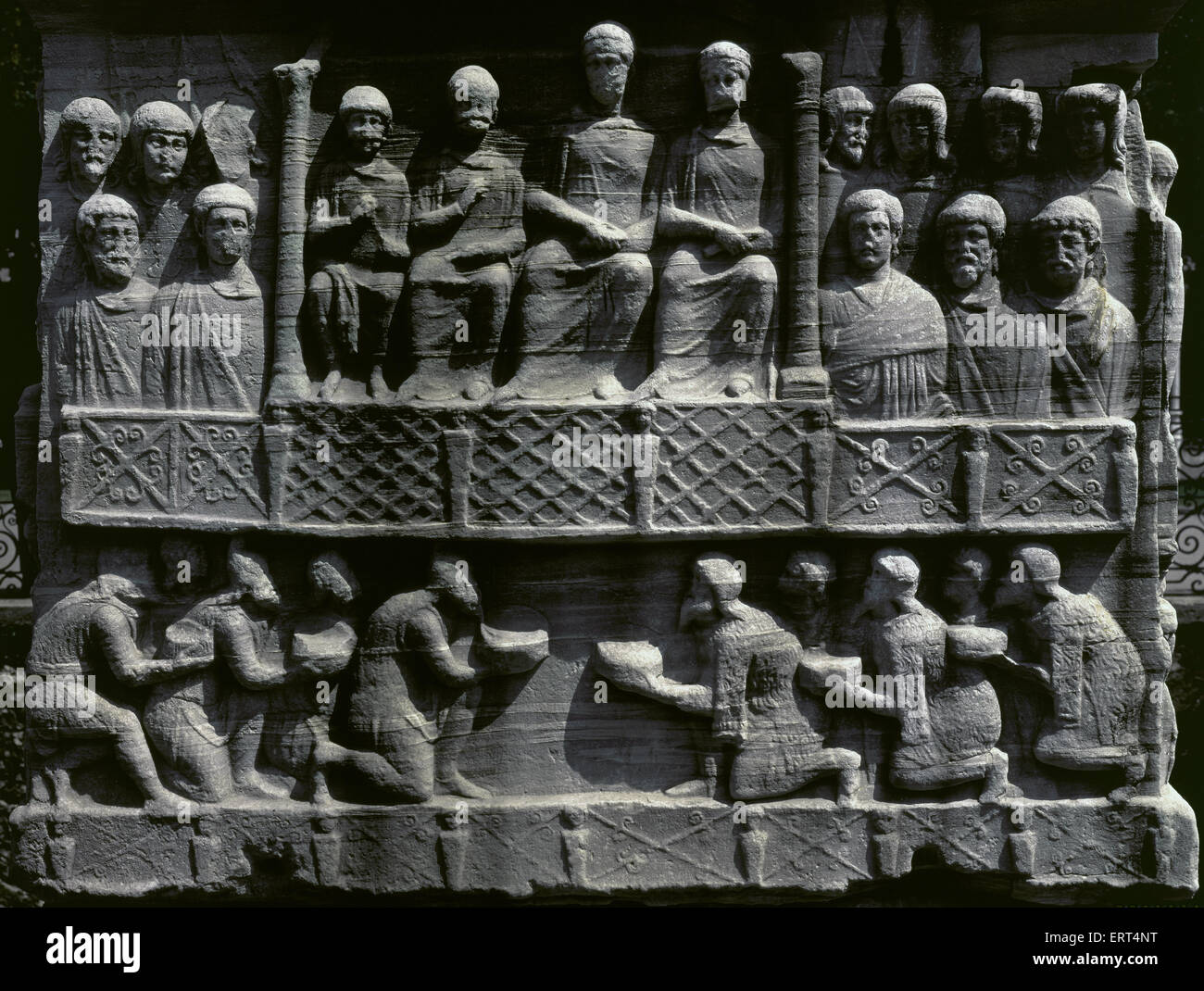 Obelisk des Theodosius. Im Hippodrom von Konstantinopel (heute Istanbul) errichtet durch die römischen Kaiser Theodosius I. 4. Jahrhundert. Relief am Sockel: Theodosius I mit seiner Familie und der Unterwerfung der Barbaren (Westwand). Turkei. Stockfoto