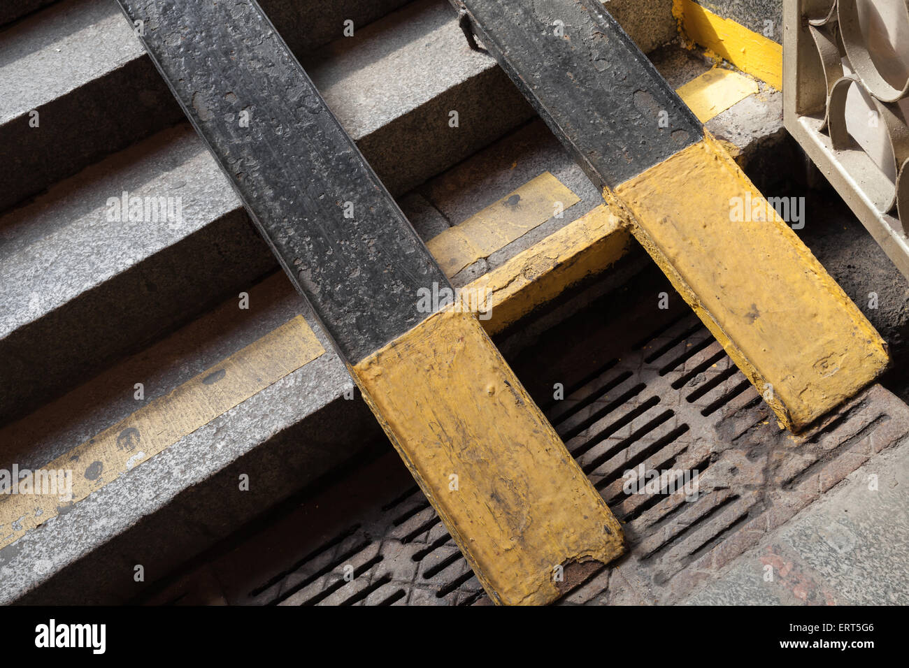 Städtische Unterführung Fragment, Metall Läufer für Kinderwagen und Rollstühle über Steintreppe Stockfoto