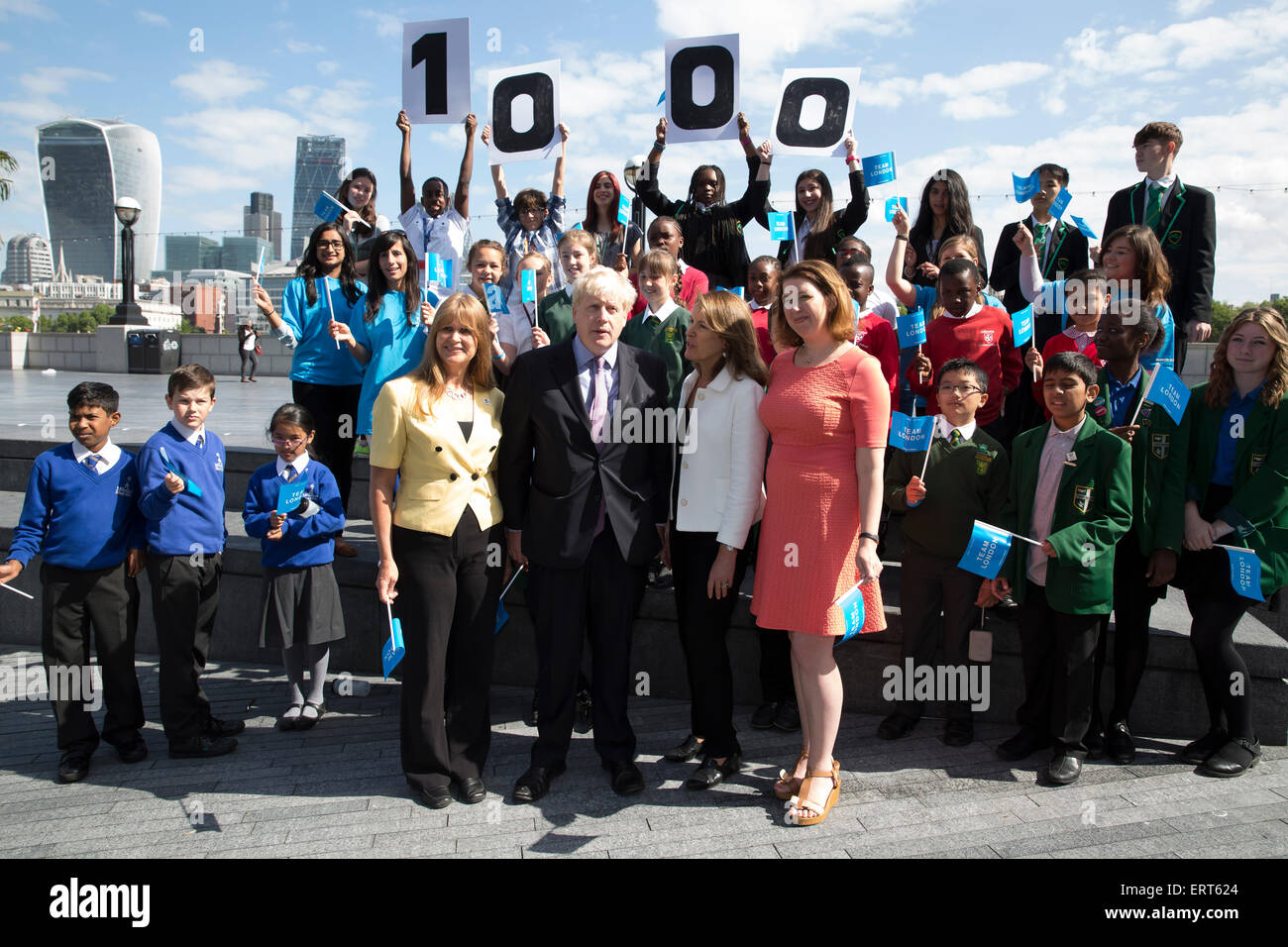 London, UK. 8. Juni 2015. Debbie Lye, Geist der 12, der Bürgermeister von London, Boris Johnson, Veronica Wadley, GLA und Anna Owen, Unilever, posierte mit Schulkindern aus allen Teilen der Hauptstadt, die als Teil des Team London Young Ambassadors, volunteering Programm des Bürgermeisters "Jugend" sich freiwillig gemeldet haben. Bildnachweis: Keith Larby/Alamy Live-Nachrichten Stockfoto