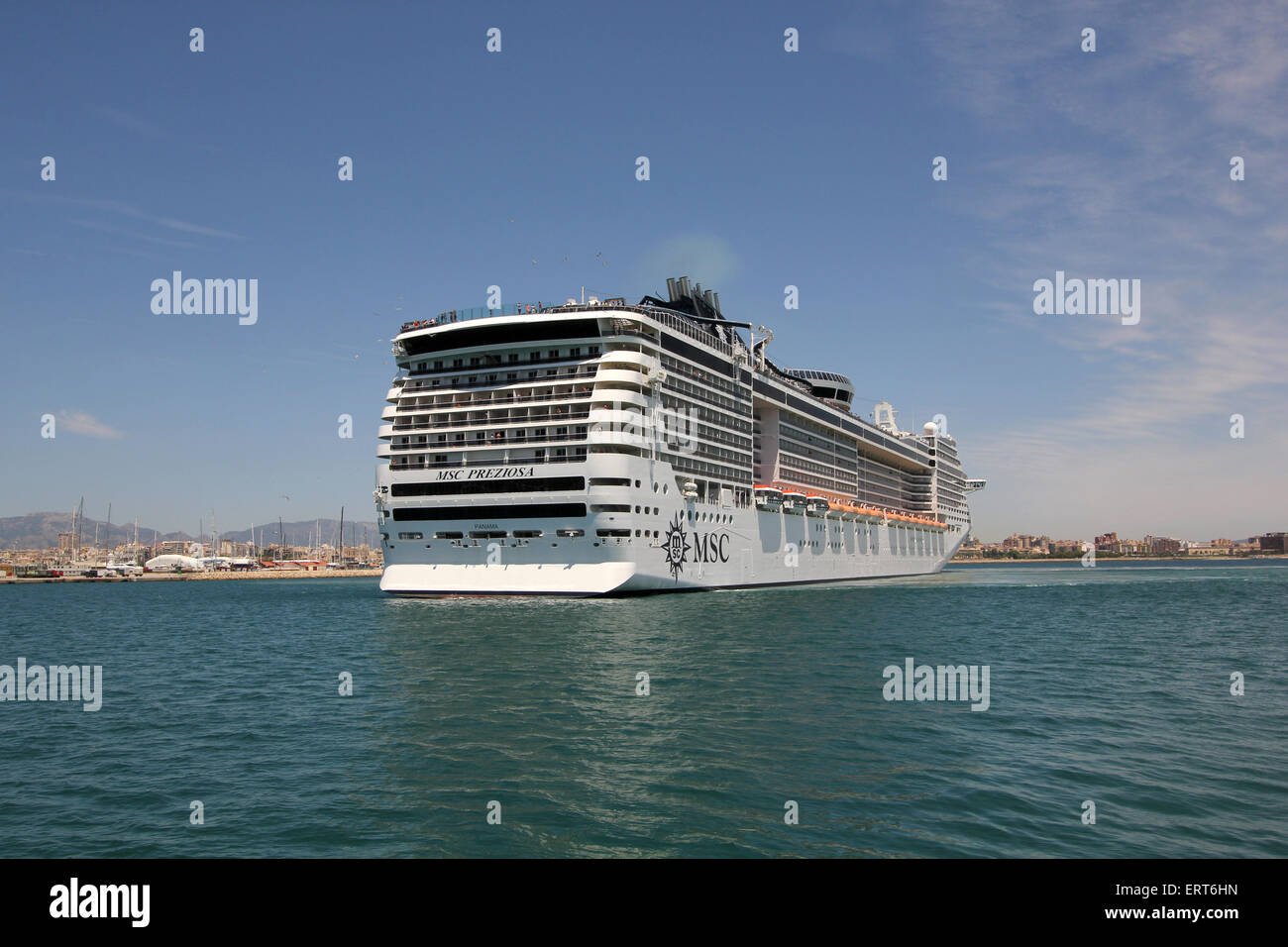 MSC Kreuzfahrten Kreuzfahrt Schiff "MSC PREZIOSA" (333,3 m) - Ankunft am frühen Nachmittag im Hafen von Palma De Mallorca / Mallorca Stockfoto