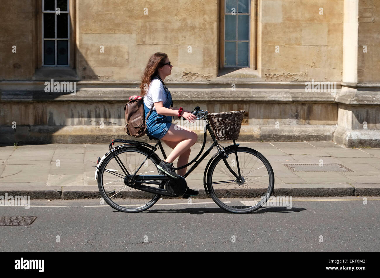 Einzelnen weiblichen Radfahrer auf der Straße in Cambridge, England Stockfoto