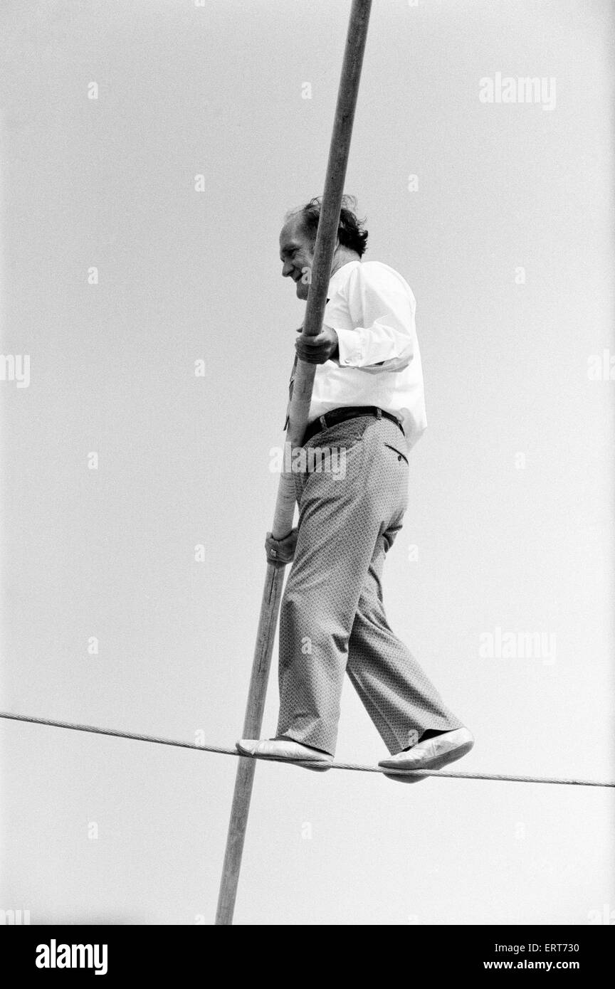 Karl Wallenda, Seiltänzer, über BBC Television Centre, weiße Stadt, London, Sonntag, 16. April 1972. Dreharbeiten zu einer Demonstration für Kinderprogramm Blue Peter. Stockfoto