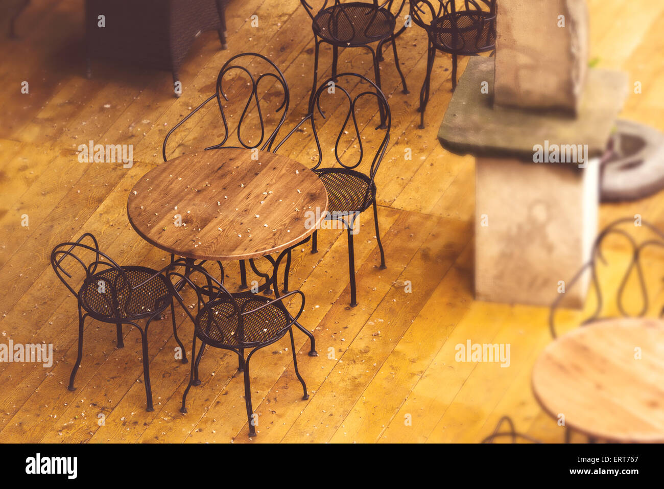 Leerer Straße Cafe Stühle und Tische auf der Terrasse nach dem plötzlichen Sommerregen Stockfoto
