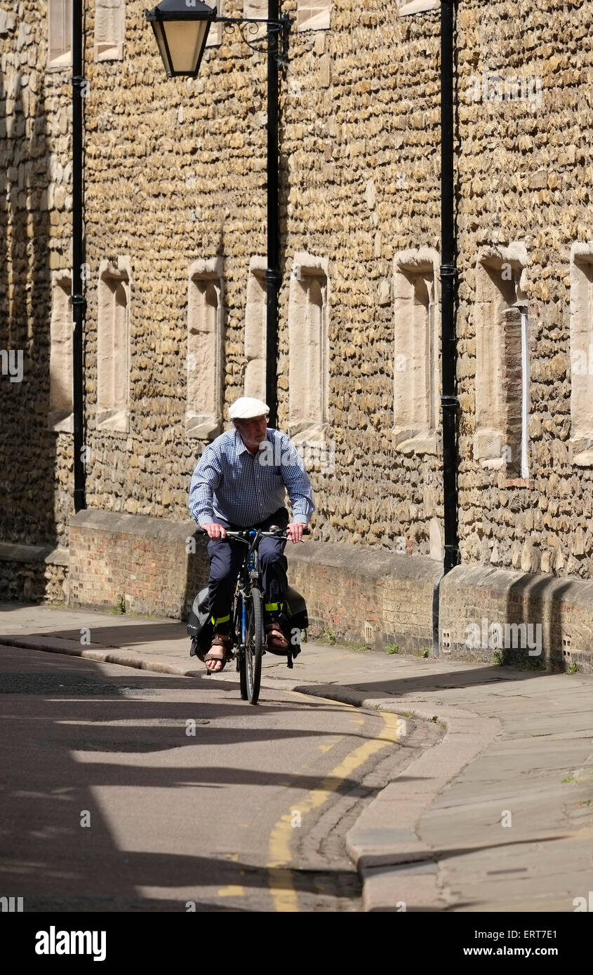 einzelne Radfahrer auf der Straße in Cambridge, england Stockfoto