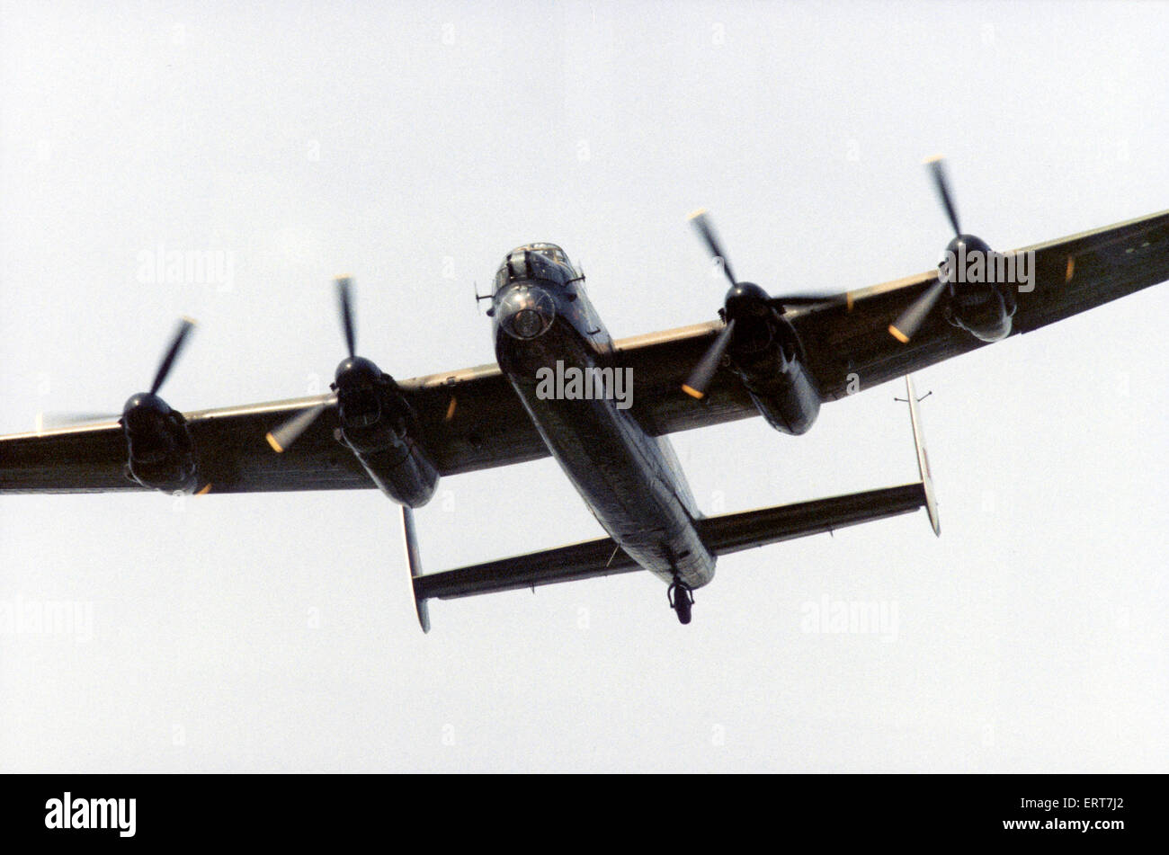 Eine Avro Lancaster Bomber im Flug über Littleton Straße Sportplätze, Manchester. Ca. 1990. Stockfoto