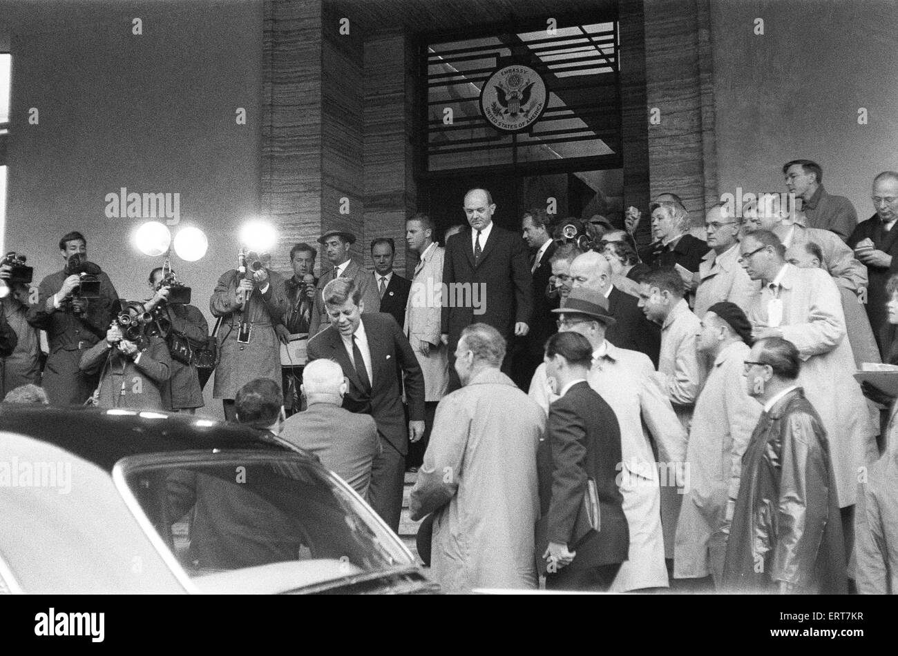 Der Besuch der amerikanische Präsident John f. Kennedy in Wien, Österreich für Gespräche mit sowjetischen Ministerpräsidenten Nikita Khrushchev.  Die beiden Männer treffen außerhalb der US-Botschaft.  3. Juni 1961. Stockfoto