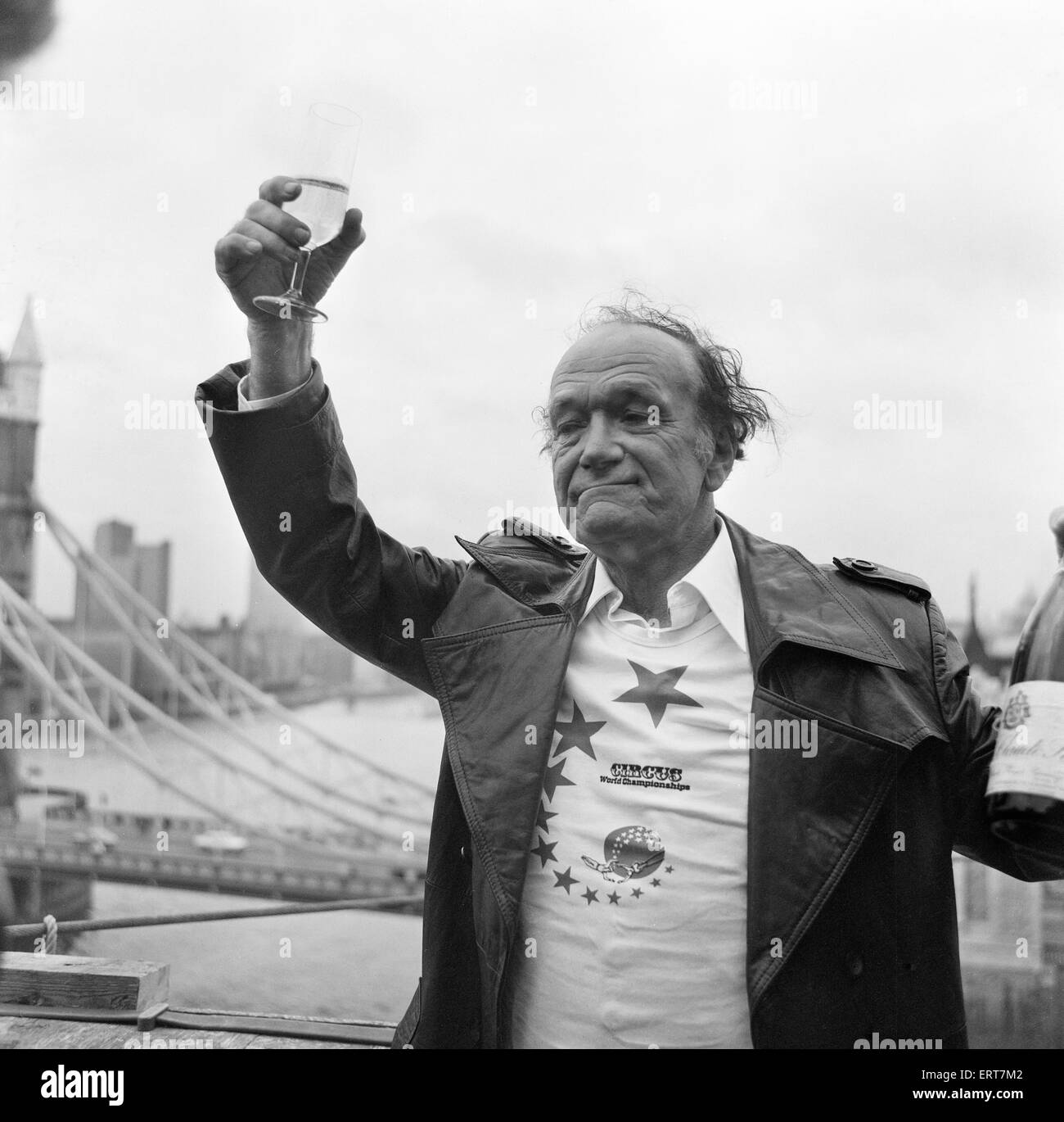 Karl Wallenda, Seiltänzer, kreuzt 100ft über dem Boden, in der Nähe von Tower Bridge, London, Montag, 22. November 1976. Im Bild feiert nach der Kreuzung. Stockfoto