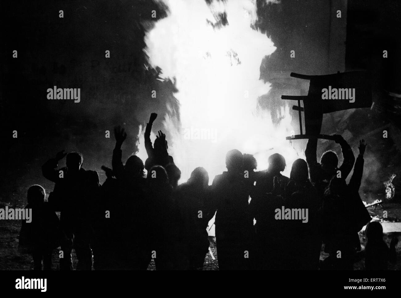 Geht Beleuchtung Omas Stuhl... auf die Straßen des FC Everton am Lagerfeuer-Abend. ca. November 1972 Stockfoto