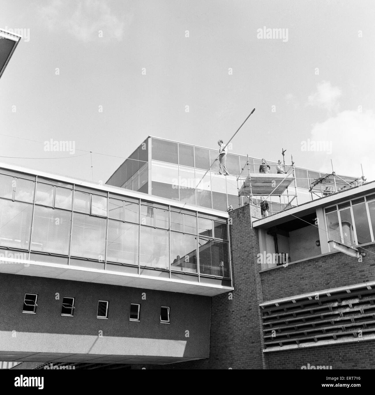 Karl Wallenda, Seiltänzer, über BBC Television Centre, weiße Stadt, London, Sonntag, 16. April 1972. Dreharbeiten zu einer Demonstration für Kinderprogramm Blue Peter. Stockfoto