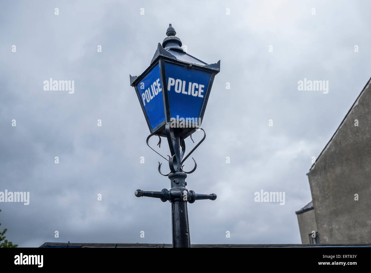 eine alte Polizei Gas Lamp Post mit blauem Glas und Polizei in weißer Schrift. Stockfoto