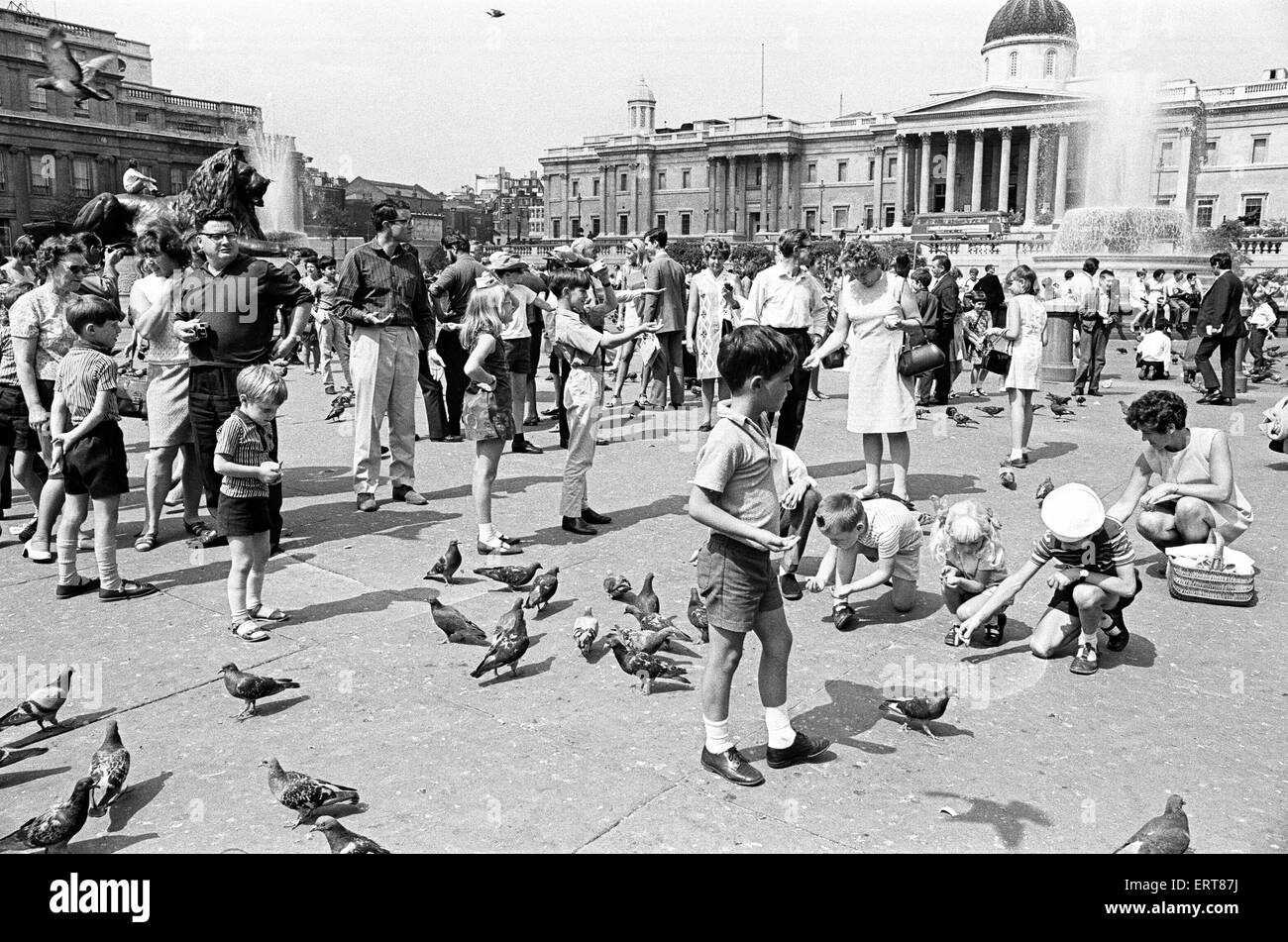 Touristen auf dem Trafalgar Square, London, 10. August 1969. Stockfoto