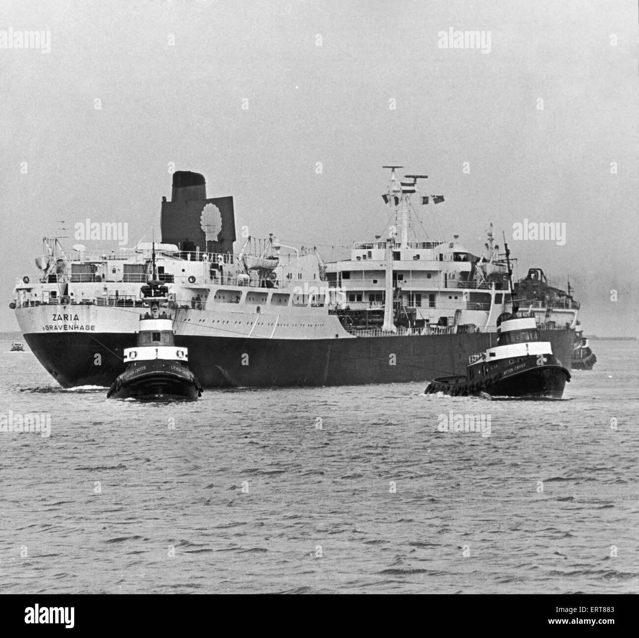Die Shell Tanker Zaria hier zu sehen, eine helfende Hand in der River Tees von Schleppern der Abschläge und Hartlepool Port Authority gegeben werden. 24. Februar 1975 Stockfoto