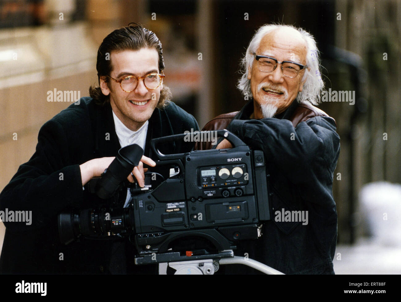Schauspieler Peter Capaldi mit japanischen veteran Filmemacher Seijun Suzuki Glasgows renommierten Glasgow Film Theatre bei der Vorstellung der GFT den Film zur Steigerung der Mittel für das Filmtheater. 7. März 1994. Stockfoto