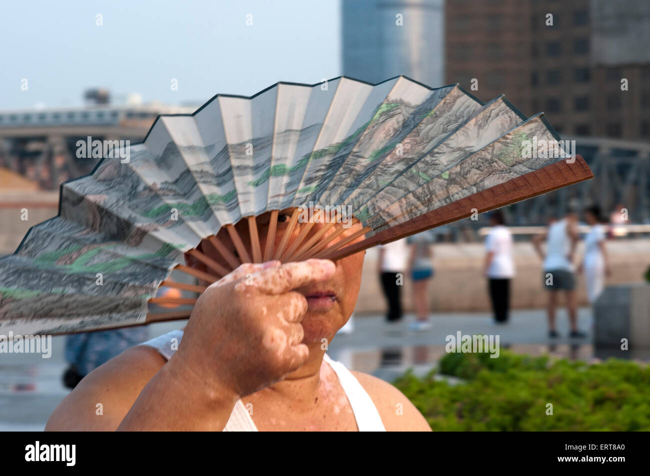 China, Shanghai, morgen Tai Chi Übung am Bund. Shanghi Bund: Am frühen Morgen Tai Chi Übungen mit Schwertern auf dem Bund in Stockfoto