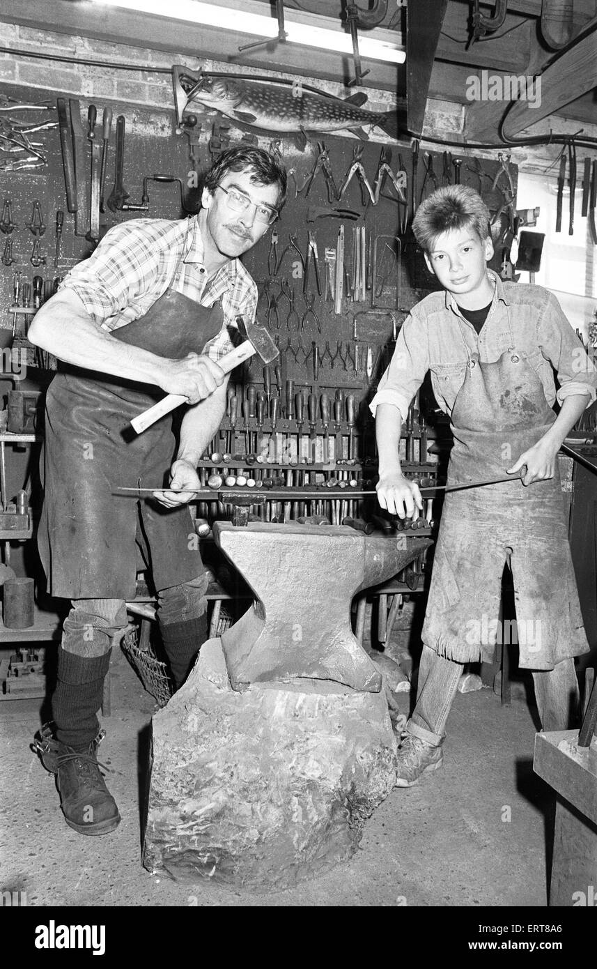 John Garland-Taylor und sein Sohn James im Hatton Craft Centre in Warwickshire, veröffentlicht in der Coventry Abend Telegraph unter der Überschrift "Schmiede schlägt Leben".  30. Mai 1989. Stockfoto