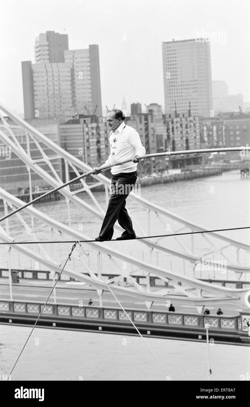 Karl Wallenda, Seiltänzer, kreuzt 100ft über dem Boden, in der Nähe von Tower Bridge, London, Montag, 22. November 1976. Stockfoto