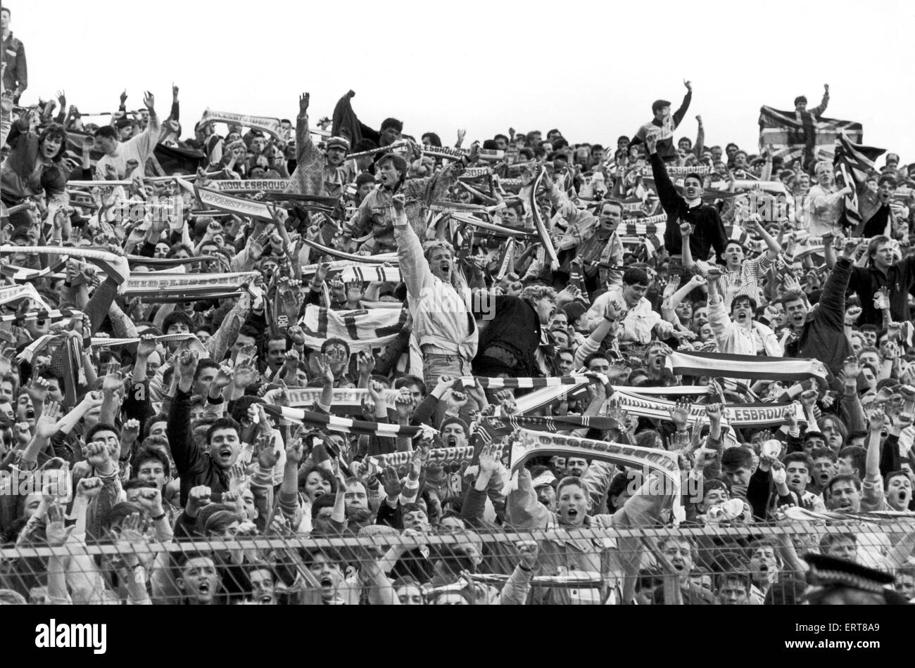 Boro-Fans kommen in der Stimmung für eine Division nach Sieg in Barnsley sie einen Schritt aus ihrem Traum, Barnsley V Middlesboro, Ergebnis 3-0, Middlesbrough, League Division Two Oakwell Boden verlassen. 2. Mai 1988. Stockfoto