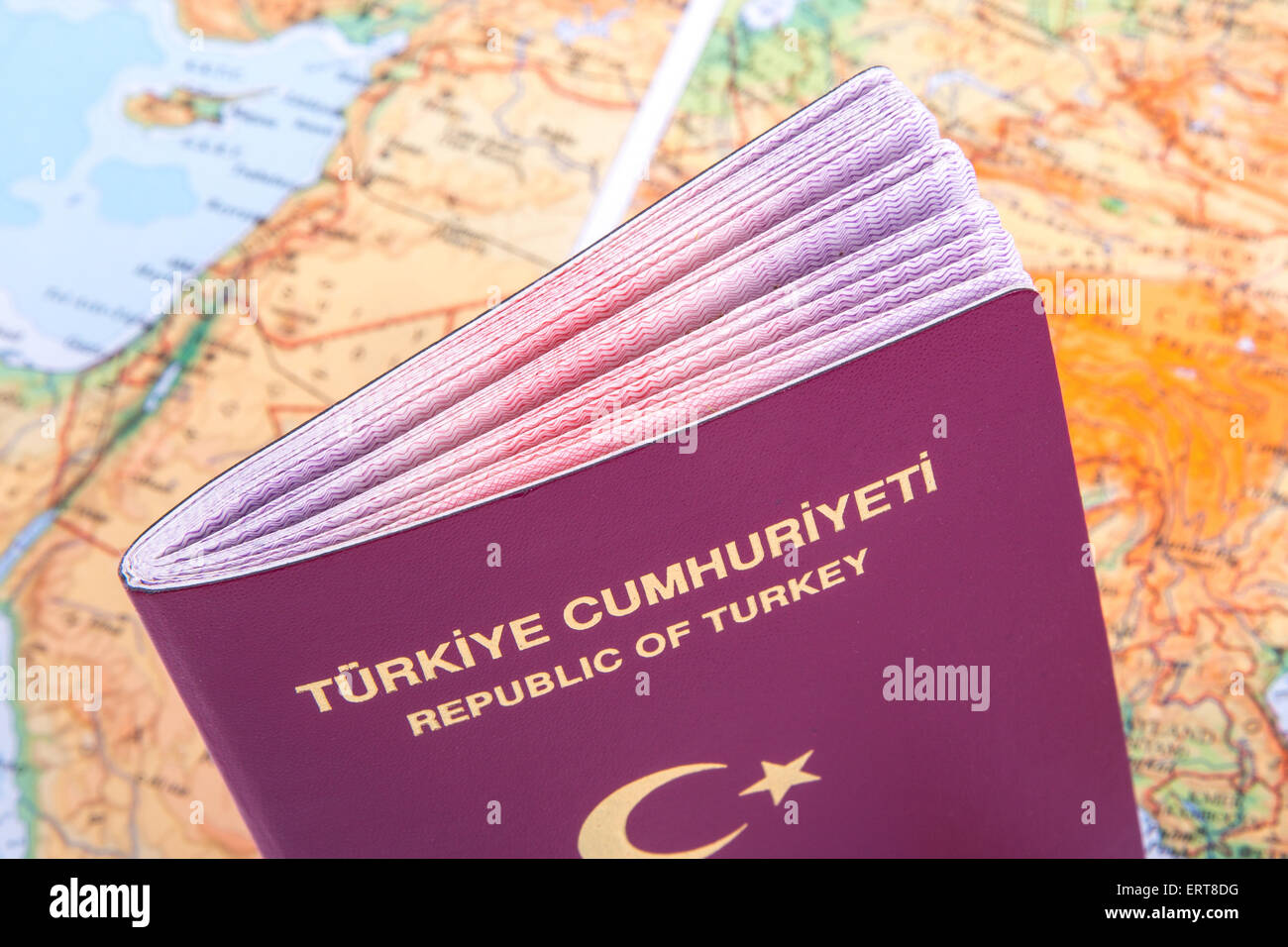 Detailansicht eines türkischen Reisepass stehenden auf einer Weltkarte hautnah. Stockfoto