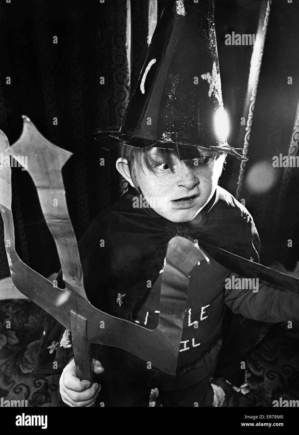 Sechs Jahre alte Paul Davison bekommt in den Geist von Halloween mit seinem gruseligen Kostüm. Seine grausige Fratze ist ein Training für die Halloween-Party der Billingham-Karneval-Vereinigung. 31. Oktober 1978 Stockfoto