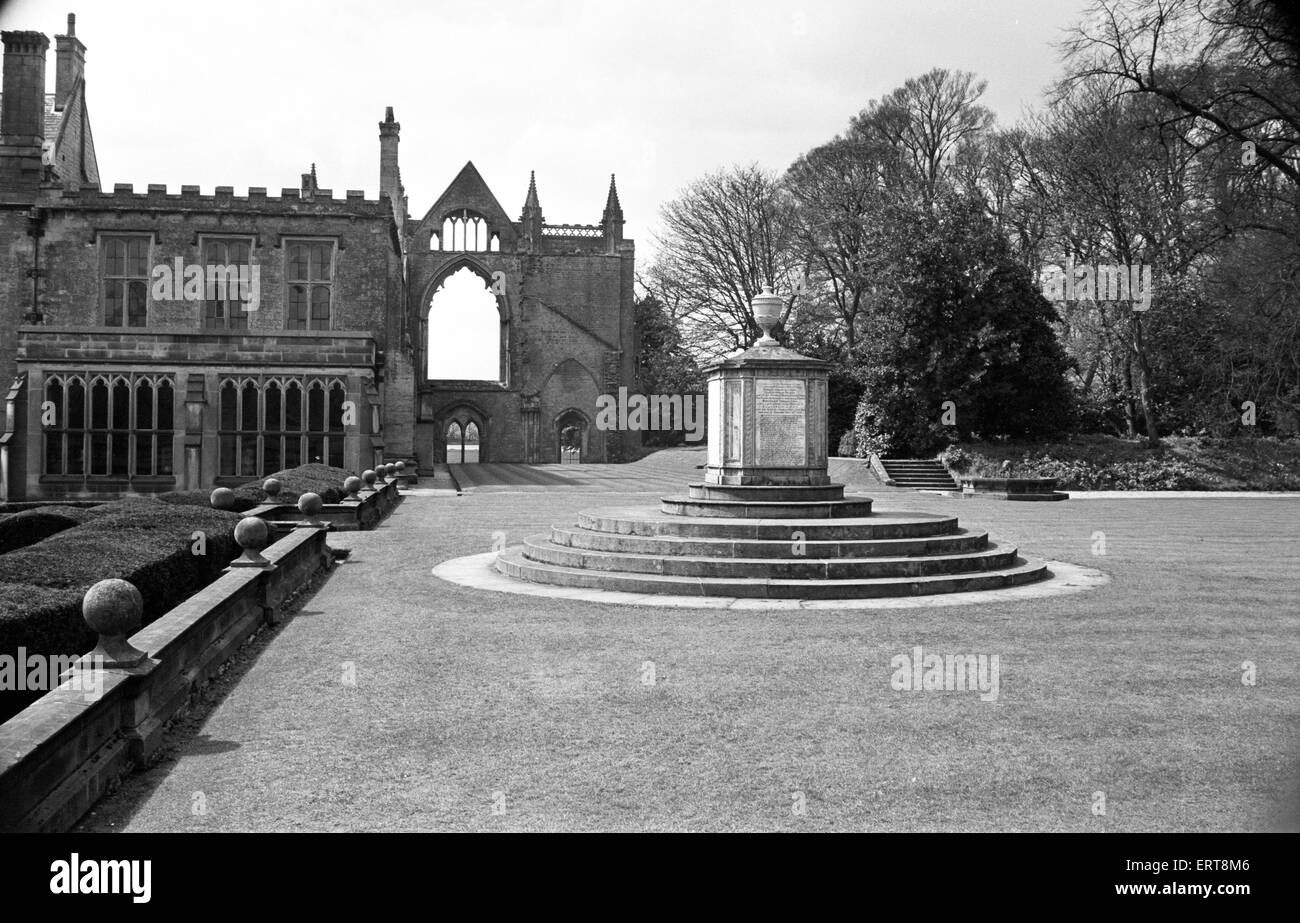 Das Grab von Bootsmann, Lord Byrons Hund in Newstead Abbey. Das Grab bietet eine Inschrift des Gedichts "Epitaph für einen Hund."  Nottinghamshire. Ca. 1969. Stockfoto