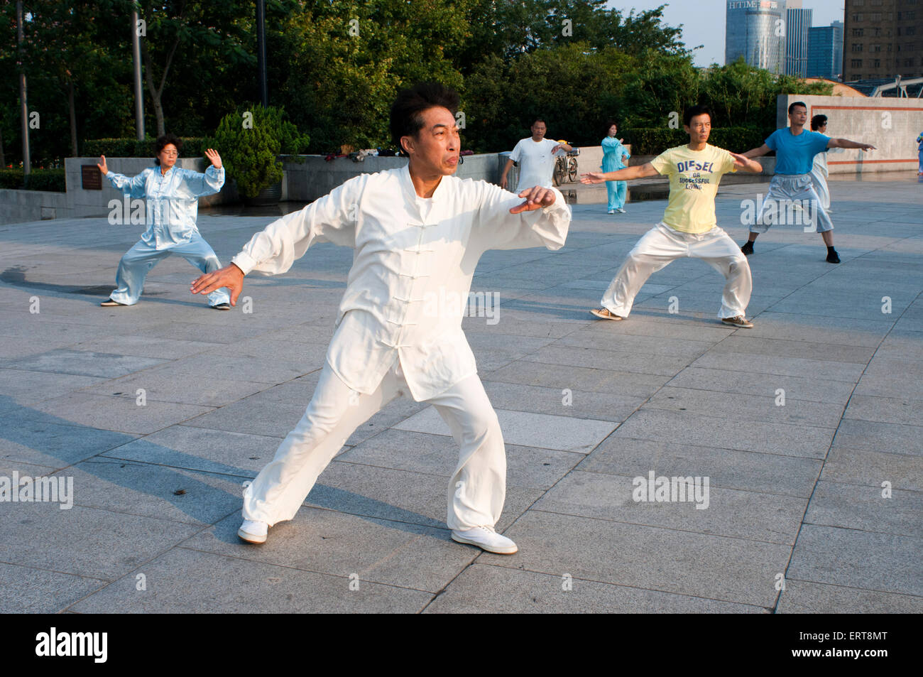 China, Shanghai, morgen Tai Chi Übung am Bund. Shanghi Bund: Am frühen Morgen Tai Chi Übungen mit Schwertern auf dem Bund in Stockfoto