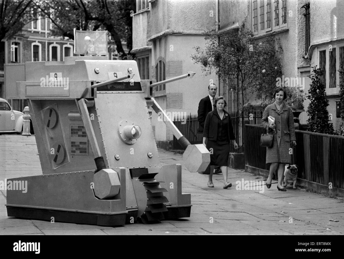 Kriegsmaschinen verwendet durch intelligente Computer, WOTAN, in Arzt, BBC TV-Serie, Episoden mit dem Titel The Kriegsmaschinen. 25. Juni 1966 zum ersten Mal ausgestrahlt. Im Bild, parkte Kriegsmaschinen in Cornwall Gärten spazieren, South Kensington, London, 26. Mai 1966. Stockfoto