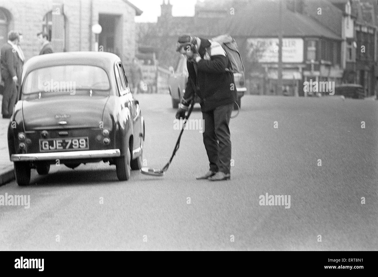 Roger Eyre, Assistant Engineer in der Ausbildung mit der Urban District Council, Sutton in Ashfield, Notts, mit aufgelösten Minensuchgerät Schachtabdeckungen finden durch Schichten aus Asphalt als Straße fallenden waren eilig, 26. Januar 1968 wieder aufgetaucht. Stockfoto