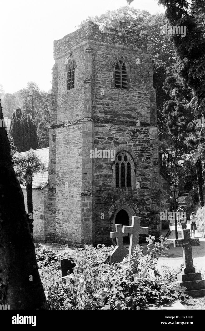 Das 13. Jahrhundert St. Just in Roseland Kirche in St Just in Roseland, Cornwall. Die Kirche befindet sich im Set in riverside Gärten mit subtropischen Büschen und Bäumen, von die viele Arten selten in England sind üppig bepflanzt. Das Dorf ist befindet sich sechs mil Stockfoto