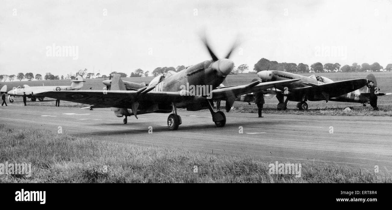 Spitfire Kampfflugzeuge 607 Grafschaft Durham Squadron, Taxi in der Take off in der Wohnung der RAF Station Ouston, anlässlich des neunten Jahrestages der Luftschlacht um England. September 1949. Stockfoto