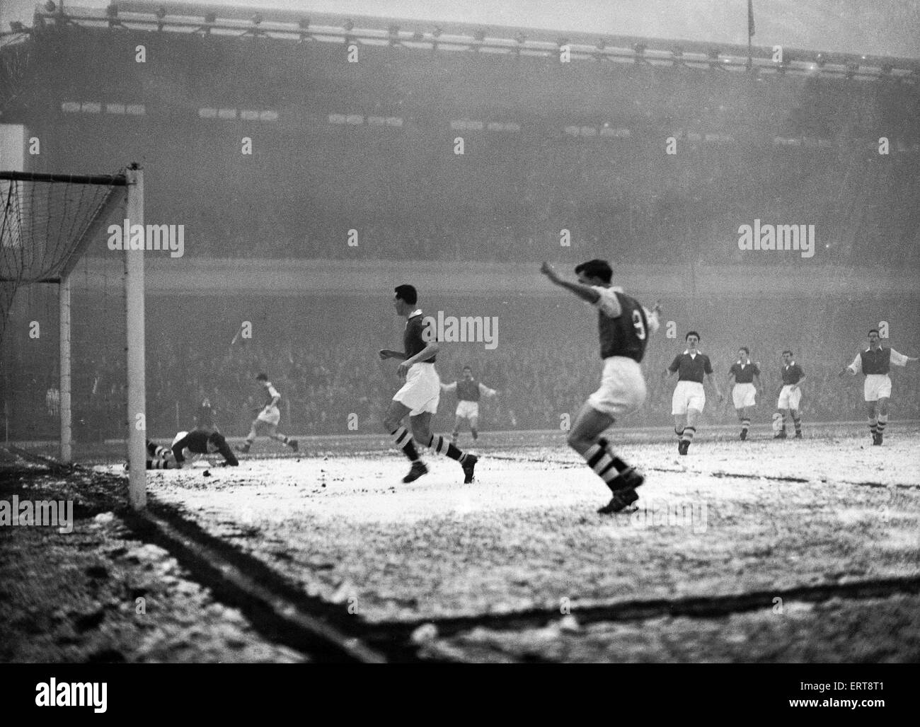 Regen, Schneeregen und Nebel begleitet das Spiel in Highbury heute als die "Gunners" Chelsea 2-0, Division 1 schlagen. Highbury-Stadion, London, 26. Dezember 1956 spielte. Stockfoto