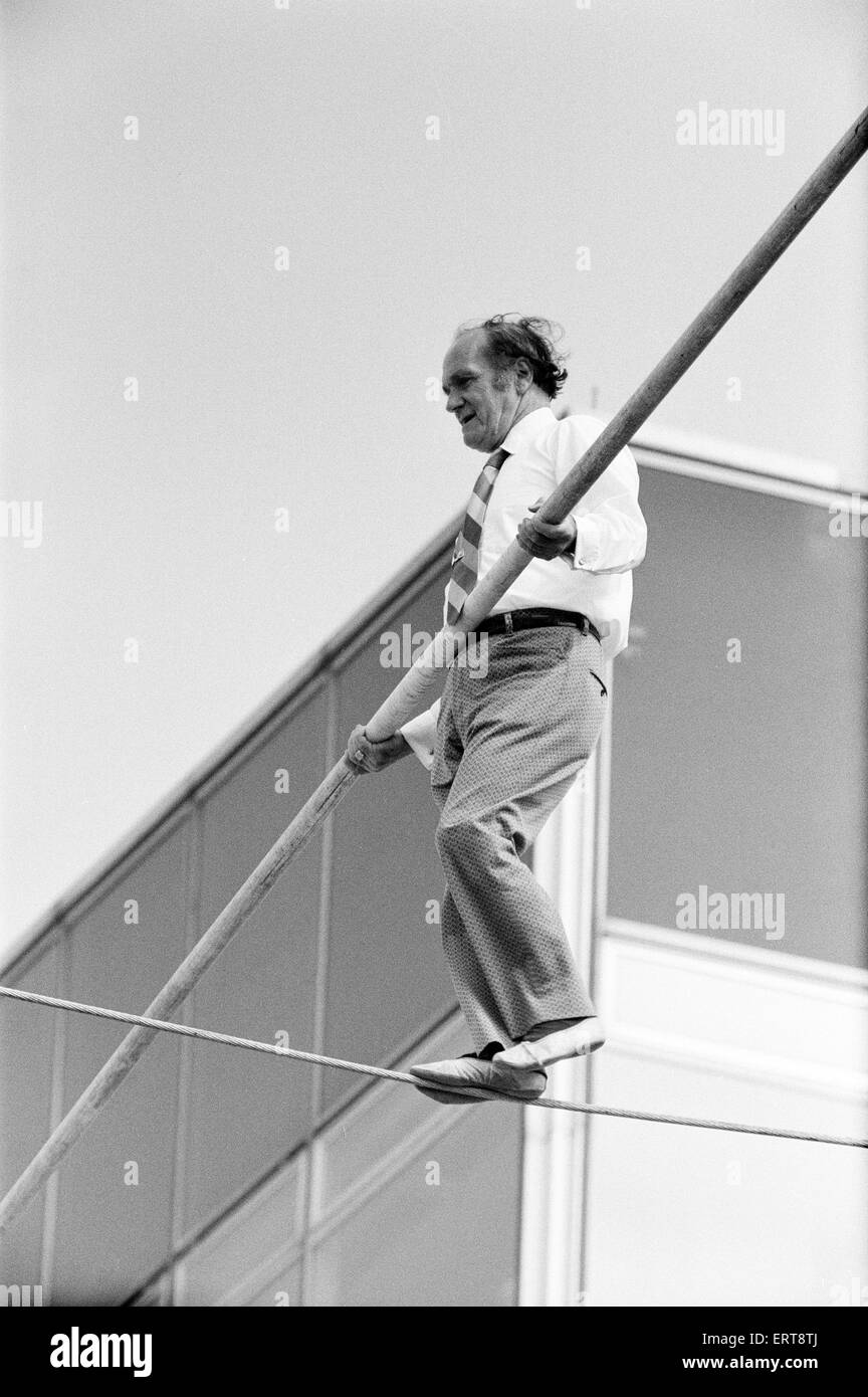 Karl Wallenda, Seiltänzer, über BBC Television Centre, weiße Stadt, London, Sonntag, 16. April 1972. Dreharbeiten zu einer Demonstration für Kinderprogramm Blue Peter. Stockfoto