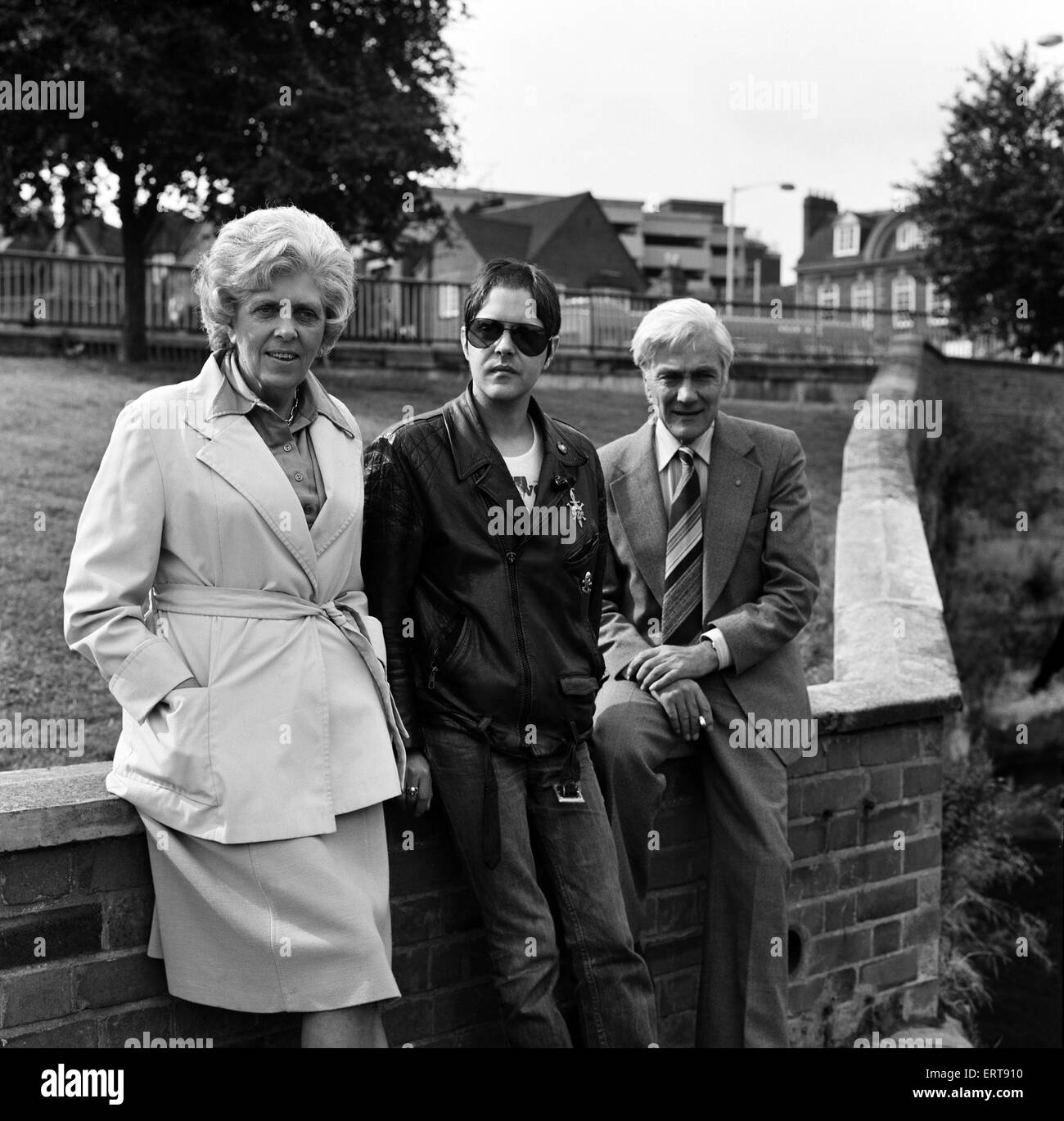 Genesis P. Orridge mit seiner Mutter Muriel und Vater Ronald. 2. September 1977 Stockfoto