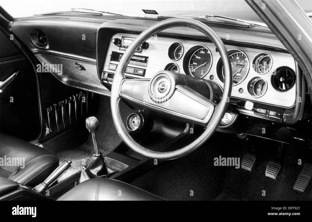 Ford Capri war der Name von der Ford Motor Company für drei verschiedene Automodelle. Die Ford Konsul Capri Coupe wurde von Ford of Britain von 1961 bis 1964 hergestellt. Die Ford Capri Coupe wurde von Ford of Europe von 1969 bis 1986 produziert. Das Ford/Mercury Capri Cabrio wurde von der Ford Motor Company von Australien von 1989 bis 1994 produziert. (Bild) Das neu gestaltete Interieur des Ford Capri GXL 27. September 1992 Stockfoto