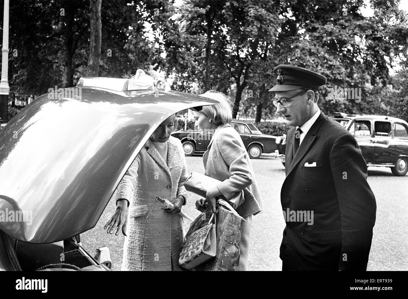 Mia Farrow, Schauspielerin und Ehefrau von Frank Sinatra, Grosvenor Square, London, 4. August 1966. Stockfoto