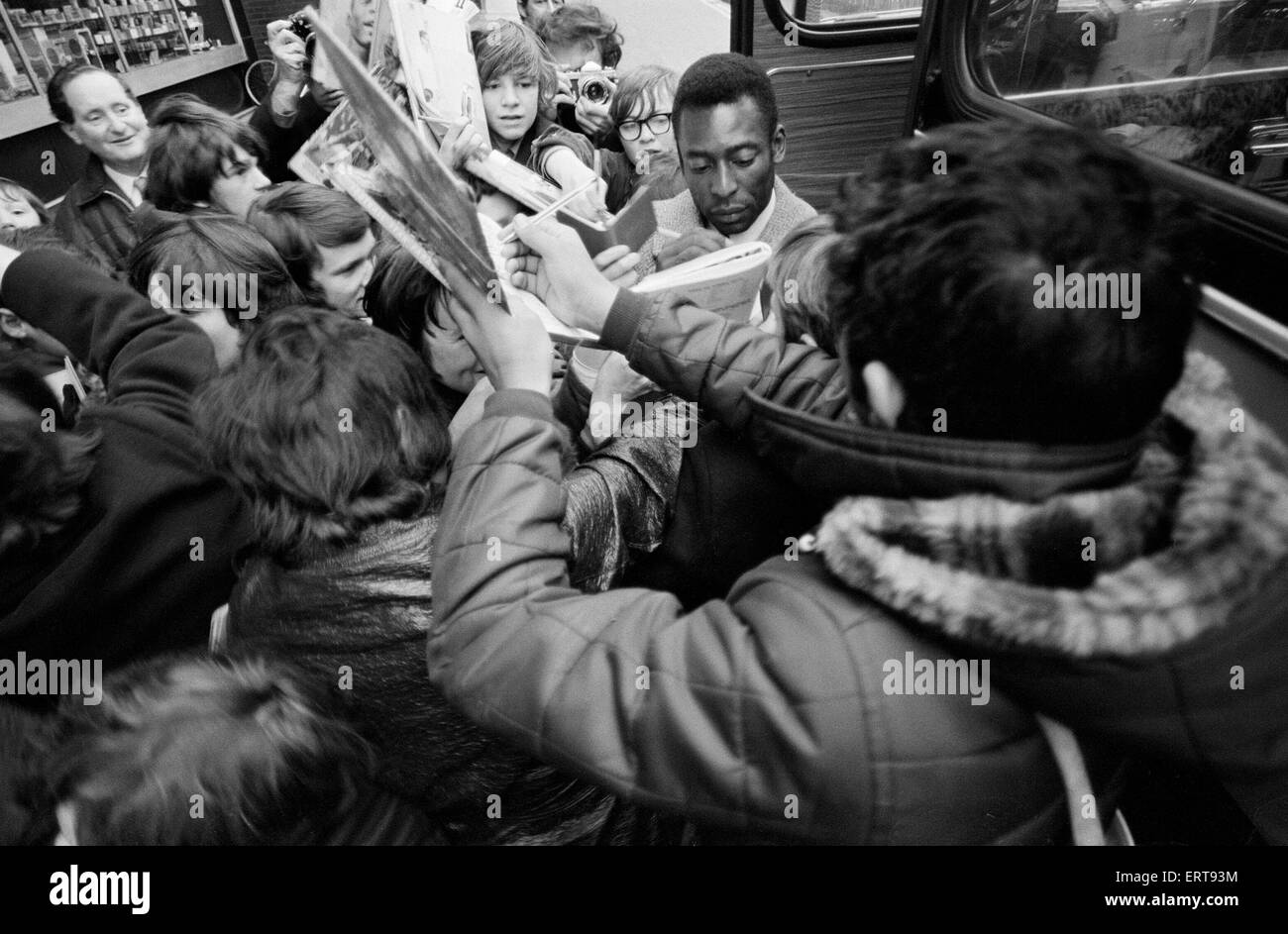 Brasilianischer Fußballspieler Edson Arantes do Nascimento, weiß mehr berühmt als Pele, im Bild umgeben von jungen Autogrammjäger nach seiner Ankunft in Birmingham. Februar 1972 Stockfoto