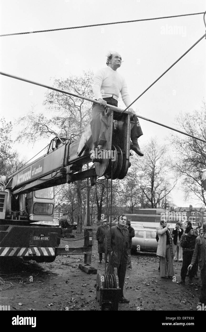 Karl Wallenda, Seiltänzer, Kreuze über Europas größte Zirkus-Zelt-Draht, Mary Chipperfield, derzeit in Clapham Common, London, Mittwoch, 13. November 1974 aufgeschlagen. Karl überquerte die 300ft Draht in einer Höhe von 70ft um die 10.000 täglich zu markieren Stockfoto