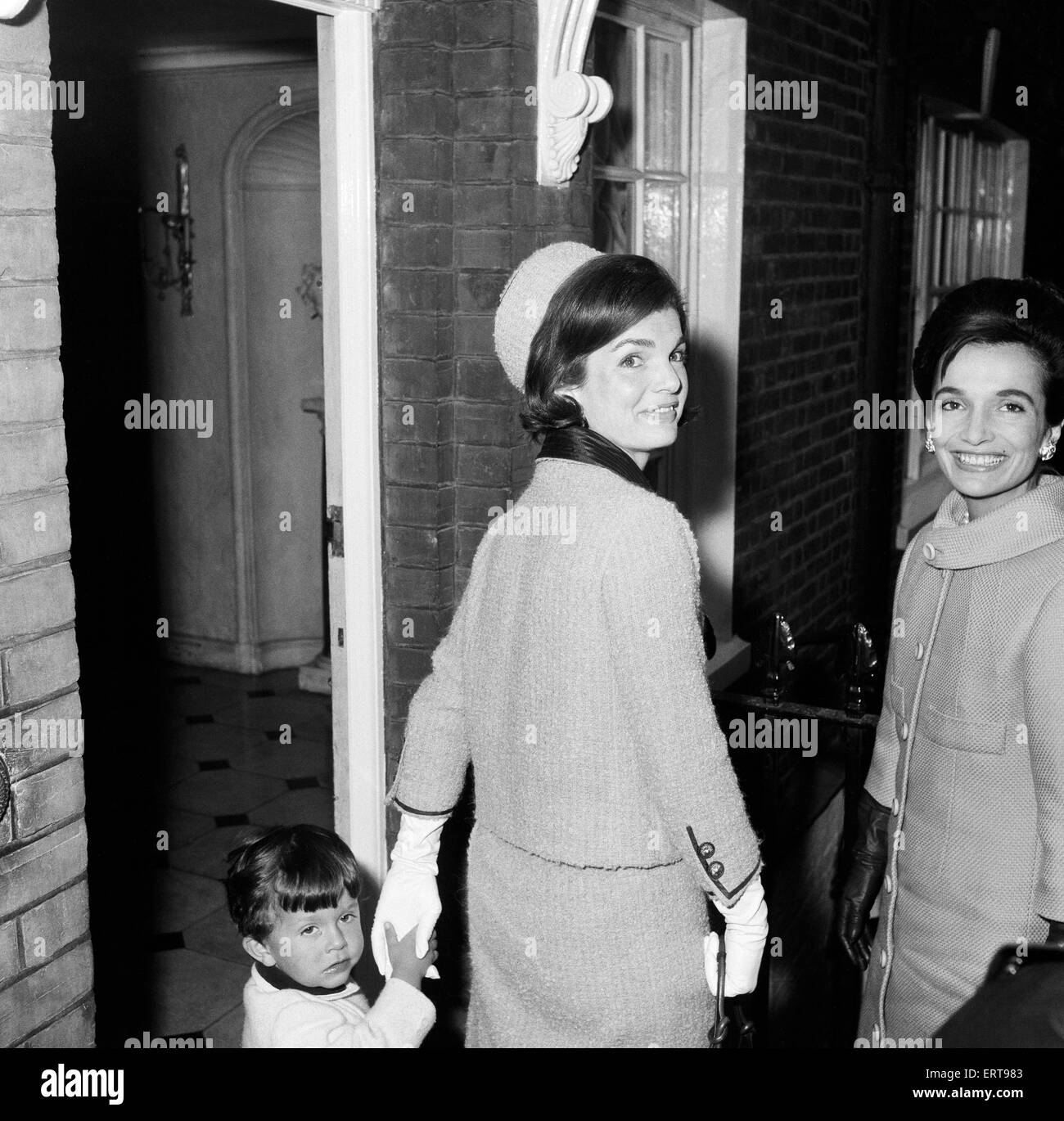 Dreitägigen Besuch der First Lady der Vereinigten Staaten Jacqueline Kennedy in London. Sie hielt eine informelle und geprobt-Pressekonferenz vor der Haustür außerhalb des Hauses, wo sie sich, auf 4 Buckingham Place aufhält. Sie ist abgebildet, im Inneren des Hauses mit ihrer Schwester und (vielleicht zwei Jahre alten Neffen Anthony) gehen.  26. März 1962. Stockfoto