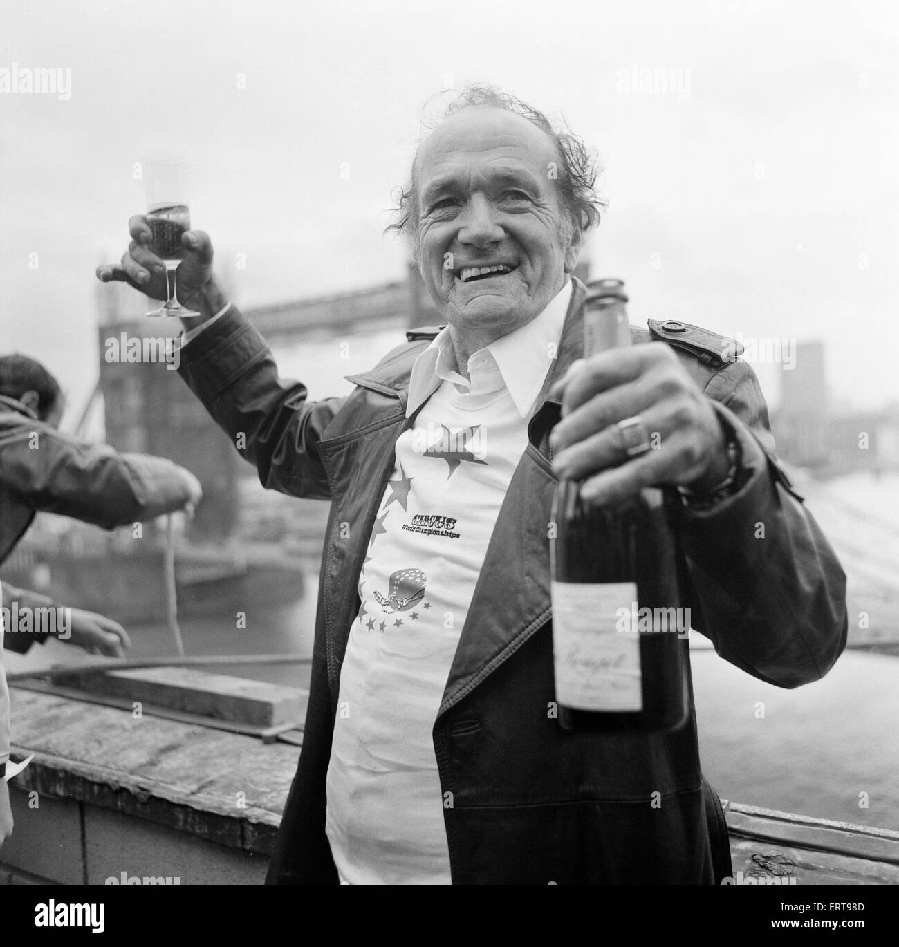 Karl Wallenda, Seiltänzer, kreuzt 100ft über dem Boden, in der Nähe von Tower Bridge, London, Montag, 22. November 1976. Im Bild feiert nach der Kreuzung. Stockfoto
