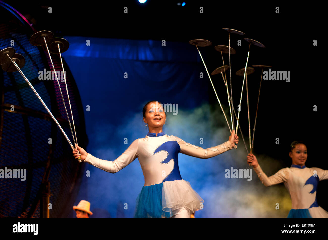 Akrobatik männergruppe Fotos und Bildmaterial in hoher Auflösung Alamy