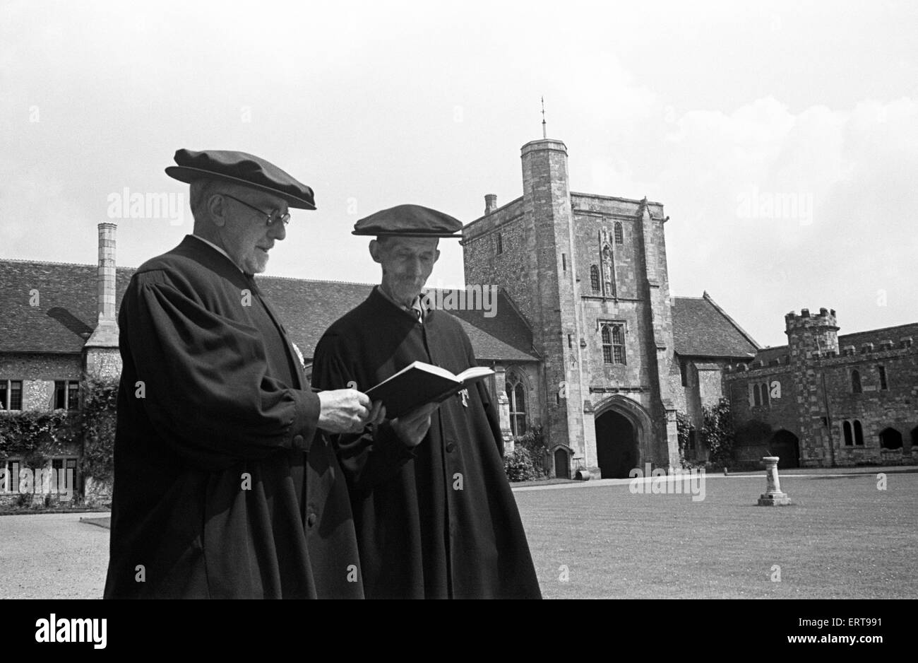 Brüder des Krankenhauses St. Kreuz in Winchester, Hampshire. Das Krankenhaus St Cross und Armenhaus der edlen Armut ist eine mittelalterliche Armenhaus 1133 und 1136 gegründet. Es ist die älteste gemeinnützige Institution im Vereinigten Königreich. Ca. 1945. Stockfoto