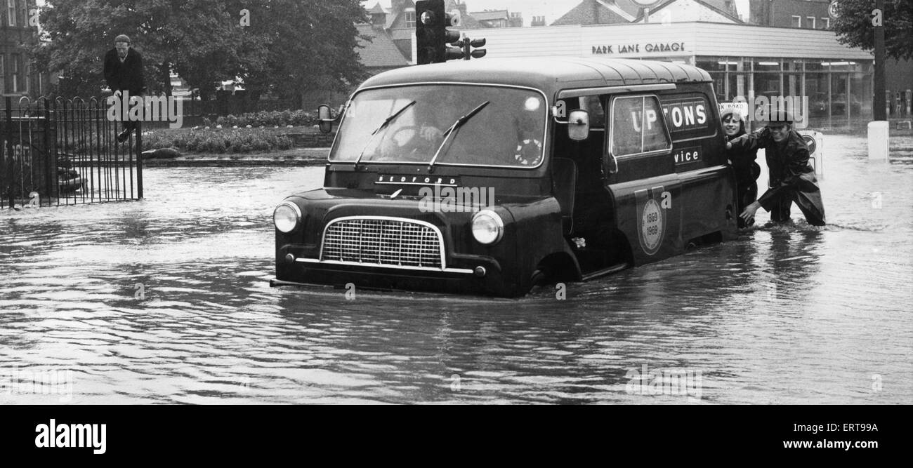 Hochwasser in Croydon Straße Middlesbrough gefangen dieser van-Treiber heraus, wer auf eine helfende Hand von einigen Passanten verlassen musste um ihn und sein Fahrzeug aus der Flut. 14. August 1971 Stockfoto
