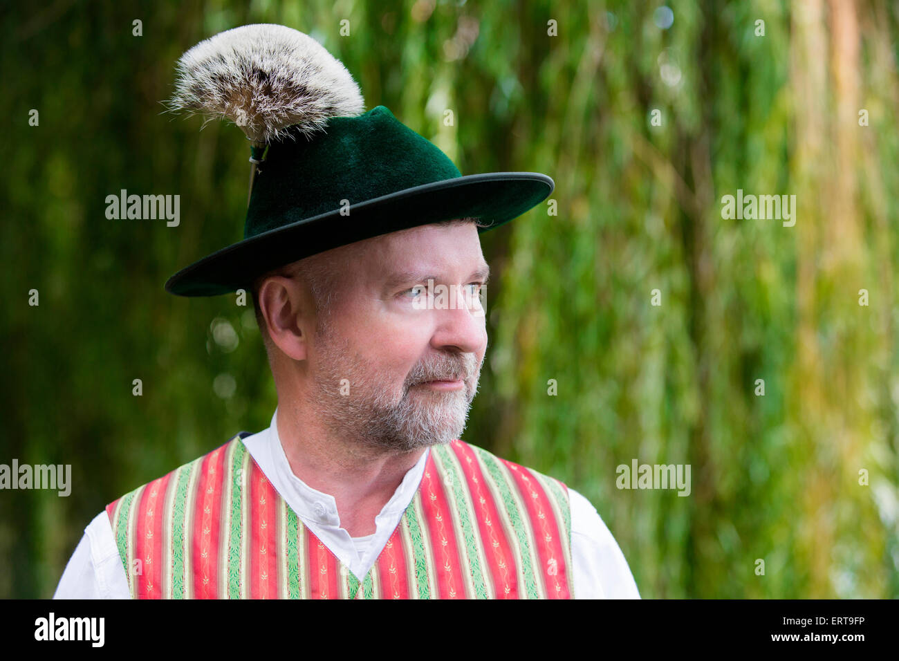 Porträt eines bayerischen Mannes mit Hut im freien Stockfoto